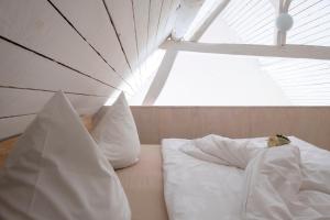 Un pat sau paturi într-o cameră la Bellevue Maison de Greunebennet