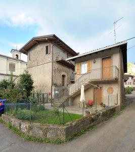 Vobarno的住宿－Loggia，一座前方有栅栏的老房子