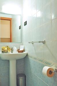 een badkamer met een wastafel en een spiegel bij Hotel Twenty Nine in Genua