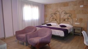 El Nido de Pinares في نافالينو: غرفة نوم بسرير وكرسيين