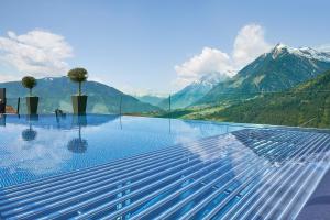 een zwembad met uitzicht op de bergen bij Hotel Das Sonnenparadies in Schenna