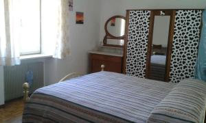 Schlafzimmer mit einem Bett, einem Spiegel und einem Waschbecken in der Unterkunft Garda in Riva del Garda