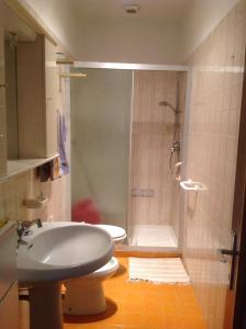 ein Bad mit einem WC, einem Waschbecken und einer Dusche in der Unterkunft Garda in Riva del Garda