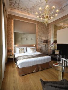 Łóżko lub łóżka w pokoju w obiekcie Santa Croce Boutique Hotel