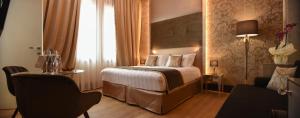 Łóżko lub łóżka w pokoju w obiekcie Santa Croce Boutique Hotel
