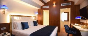 Łóżko lub łóżka w pokoju w obiekcie Santa Croce Boutique Hotel