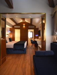 Łóżko lub łóżka w pokoju w obiekcie Santa Croce Boutique Hotel