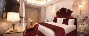 Łóżko lub łóżka w pokoju w obiekcie Santa Croce Boutique Hotel