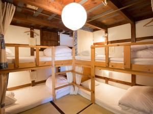 Двуетажно легло или двуетажни легла в стая в Guest House Pongyi