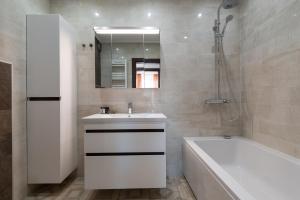 Kamar mandi di Grand Vitosha Apartments