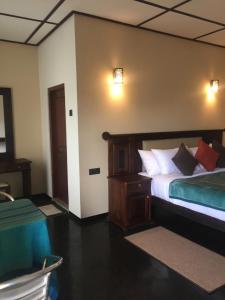 Giường trong phòng chung tại Suriya Guest