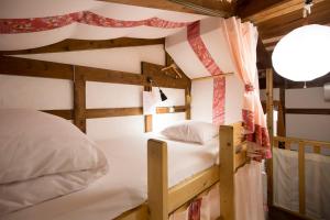 Двуетажно легло или двуетажни легла в стая в Guest House Pongyi