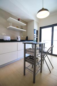 - une cuisine avec une table et des chaises dans la chambre dans l'établissement Rocha Prime IMO88, à Portimão