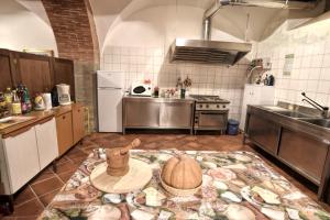 Kuchnia lub aneks kuchenny w obiekcie Villa Il Palazzo
