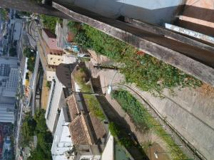 una vista aérea de una calle de la ciudad con edificios en estudio, en Salvador