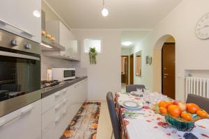 a kitchen with a table with a bowl of fruit on it at Giardino dei Limoni in Toscolano Maderno