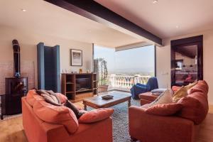 un soggiorno con 2 divani e un camino di Villa Manzanilla, Malaga ad Alhaurín de la Torre