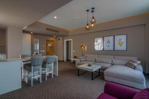 uma sala de estar com um sofá e uma mesa em Nyota Hotel & Conference Center em Mamaia