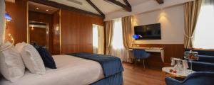 Telewizja i/lub zestaw kina domowego w obiekcie Santa Croce Boutique Hotel