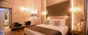 Łóżko lub łóżka w pokoju w obiekcie Santa Croce Boutique Hotel