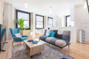 un soggiorno con divano blu e 2 sedie di URBAN VIEWS Terrace - Duplex Apartment "Luis I" a Porto
