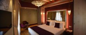 Łóżko lub łóżka w pokoju w obiekcie Santa Croce Boutique Hotel