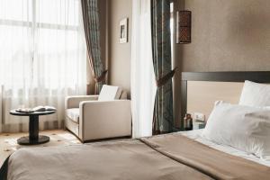 Postel nebo postele na pokoji v ubytování Ark Palace Hotel & SPA