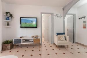 Televízia a/alebo spoločenská miestnosť v ubytovaní Lets Holidays Castelldefels Diagonal Orient