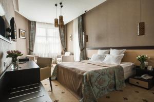 Un pat sau paturi într-o cameră la Ark Palace Hotel & SPA