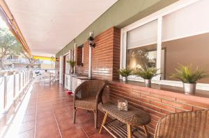 patio ristorante con sedie, tavoli e finestre di Lets Holidays Castelldefels Diagonal Orient a Castelldefels