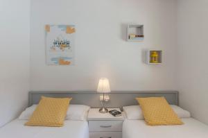 Posteľ alebo postele v izbe v ubytovaní Lets Holidays Castelldefels Diagonal Orient