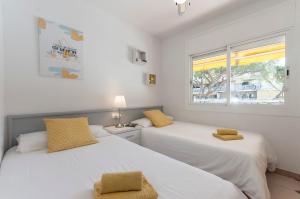 Posteľ alebo postele v izbe v ubytovaní Lets Holidays Castelldefels Diagonal Orient