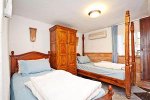 En eller flere senge i et værelse på Finca Fenix