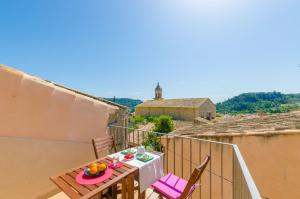 balkon ze stołem i krzesłami na budynku w obiekcie Casa Vella (Vall Petit) w mieście Mancor del Valle