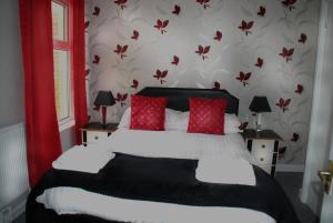 Postel nebo postele na pokoji v ubytování Brincliffe Hotel