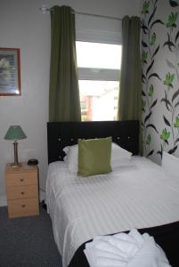 Postel nebo postele na pokoji v ubytování Brincliffe Hotel