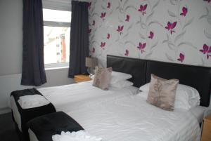 Postel nebo postele na pokoji v ubytování Brincliffe Hotel