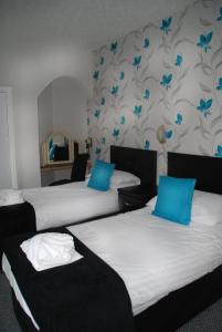 Postel nebo postele na pokoji v ubytování Brincliffe Hotel