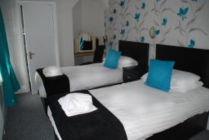Postel nebo postele na pokoji v ubytování Brincliffe Hotel