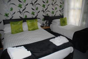 Postel nebo postele na pokoji v ubytování Brincliffe Hotel