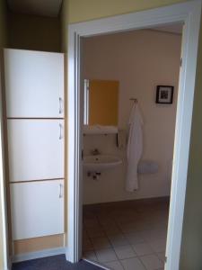 W łazience znajduje się umywalka i lustro. w obiekcie Motel Lyren w mieście Padborg