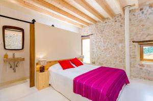 Tempat tidur dalam kamar di Casa Vella (Vall Petit)