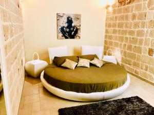 ein Schlafzimmer mit einem Bett in einem Zimmer in der Unterkunft Vacanze in Puglia Monopoli in Monopoli