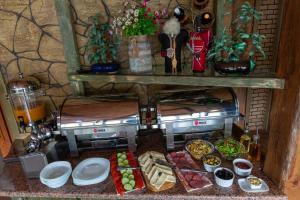 ein Küchenmodell mit Essen auf einem Tisch in der Unterkunft Penthouse Hotel in Tbilisi City