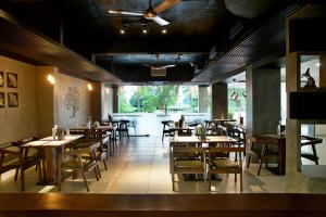 Purple Cloud Hotel餐厅或其他用餐的地方