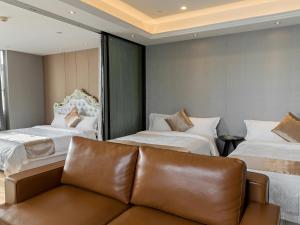 Giường trong phòng chung tại Boman Holiday Apartment Bei Jing lu Jie Deng Du Hui Branch