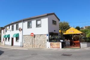 biały budynek po stronie ulicy w obiekcie Apartments Sorriso w Rovinj