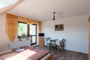 ein Schlafzimmer mit einem Tisch, Stühlen und einem Fenster in der Unterkunft Ferienwohnung Hetzdorf - Urlaub am Tharandter Wald in Hetzdorf