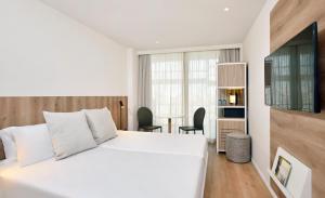 TV a/nebo společenská místnost v ubytování INNSiDE by Meliá Calviá Beach