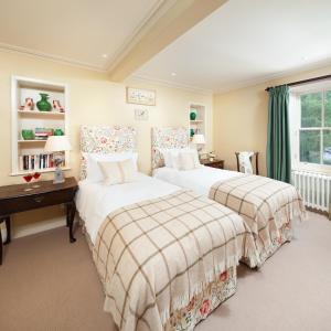 Giường trong phòng chung tại The Loch Lomond Arms Hotel